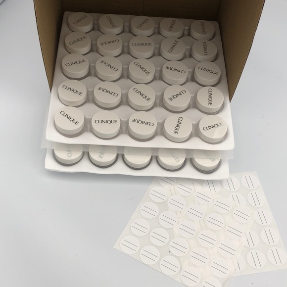 Clinique White Sample Jars Collection box of 50 jars - Picture 3 of 6